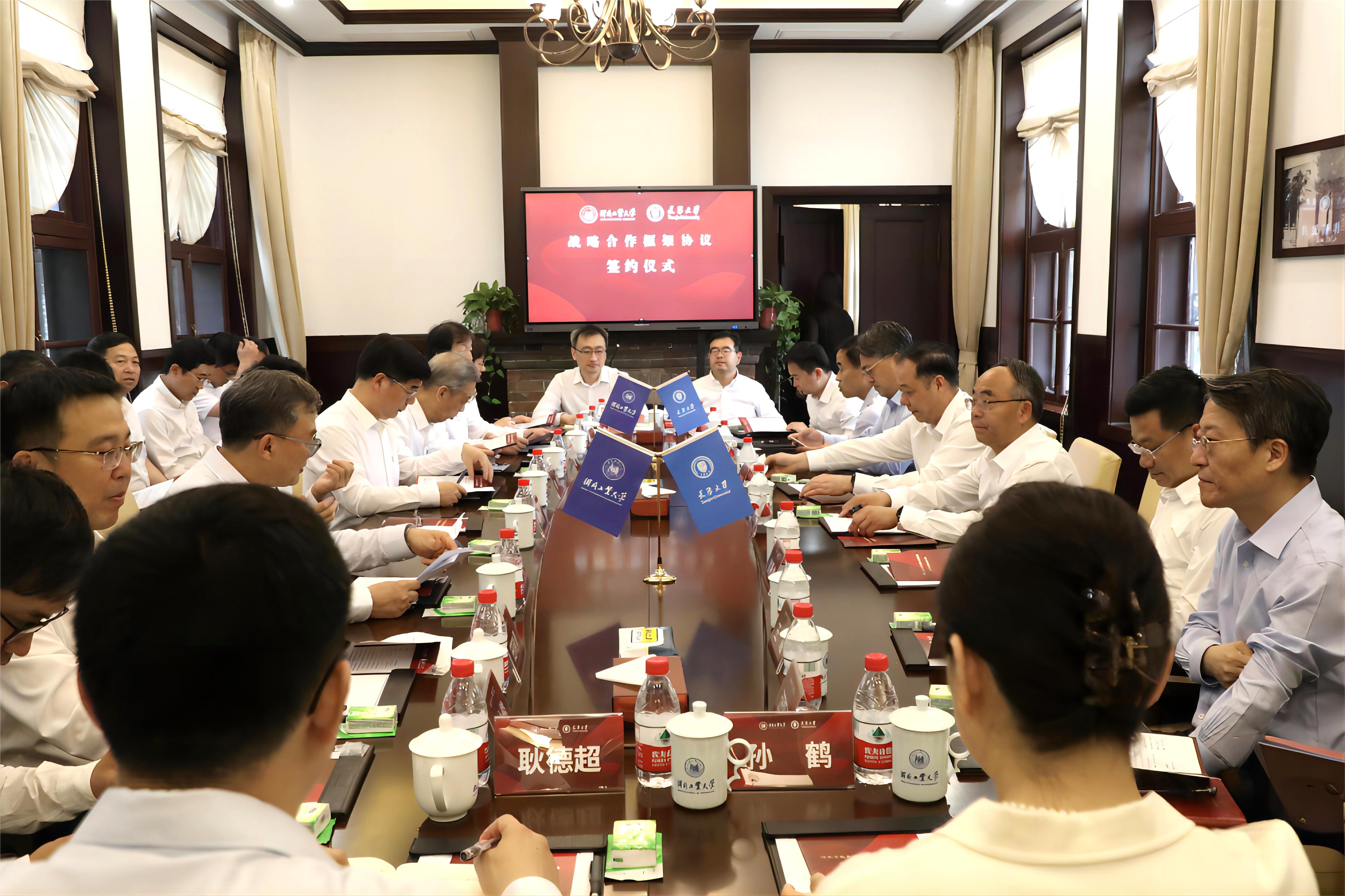 02 河北五大联赛与天津大学战略合作框架协议签约会场(韩旭 杨贤金.jpg